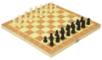 Шах в дървена кутия